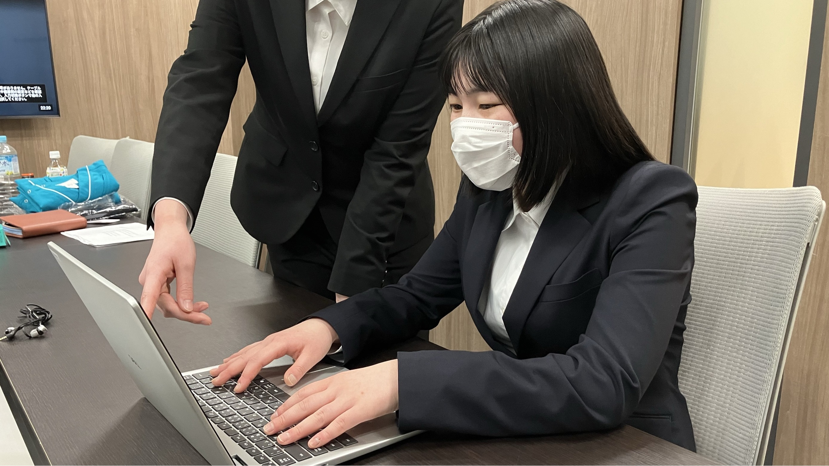 PCを扱う新入社員