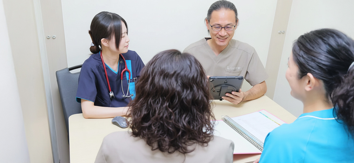 リヤンド-絆-荻窪の職員がチームで協力して働いている様子