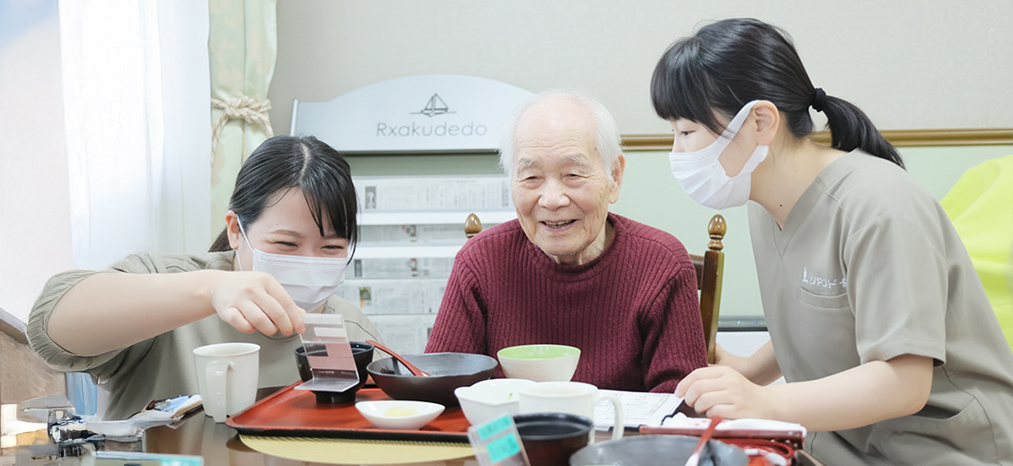 リヤンド-絆-荻窪の食事介助の様子