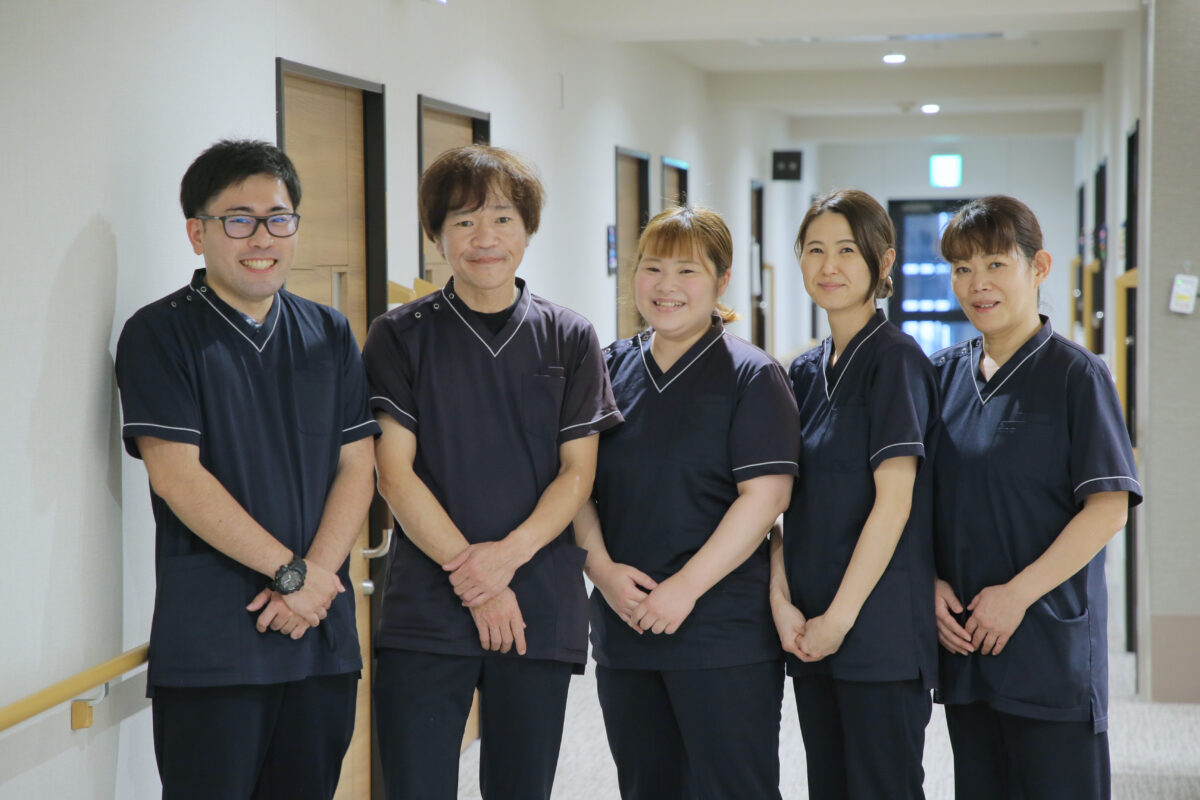 静岡県藤枝市にある医療対応型サービス付き高齢者向け住宅・医療対応型ホーム リヤンドファミーユで働く介護職員たち