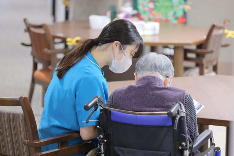 静岡県藤枝市にある医療対応型サービス付き高齢者向け住宅・医療対応型ホーム リヤンドファミーユで働く介護職員