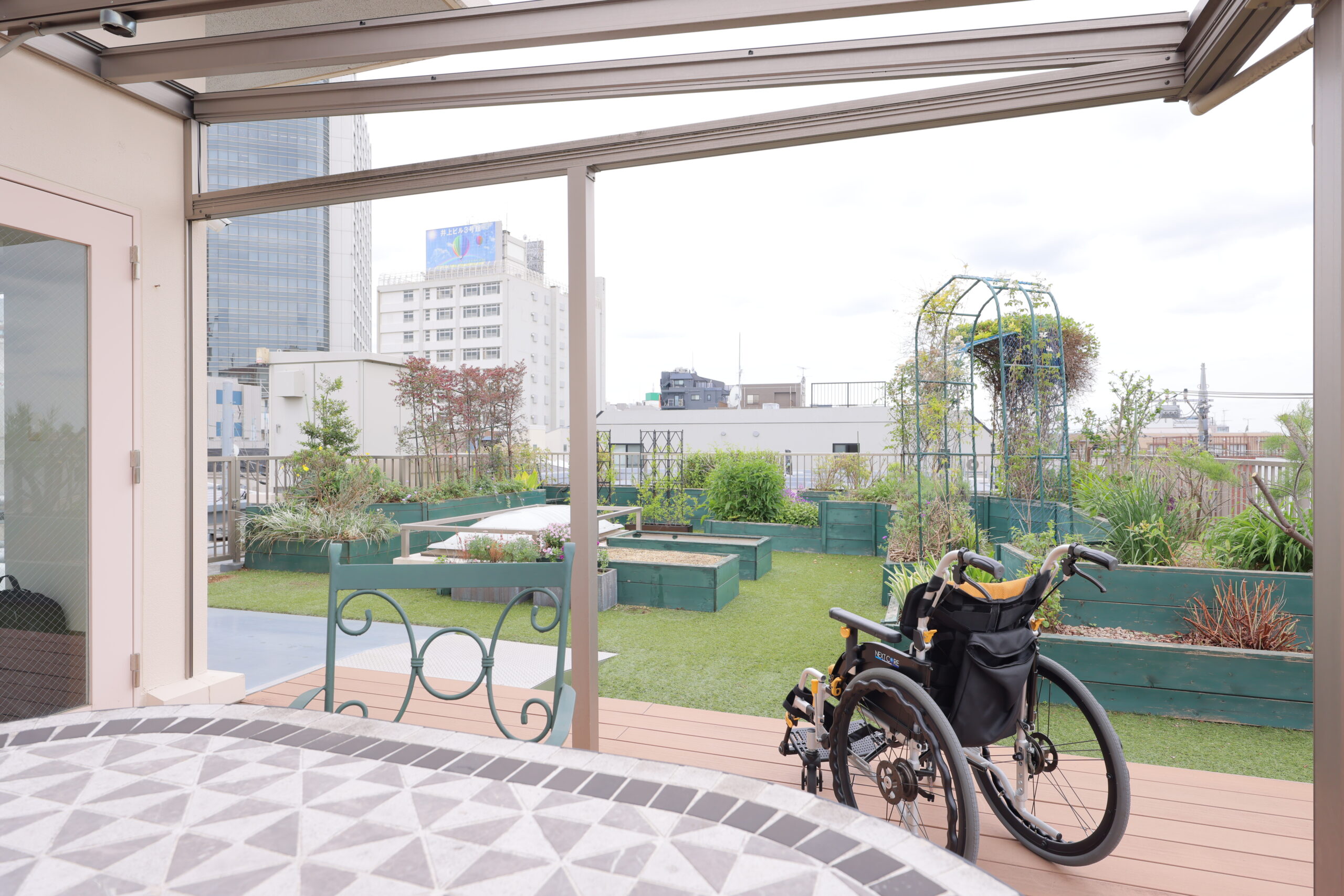 2024年9月荻窪駅近隣にリニューアルオープンしたリヤンド-絆-荻窪の屋上庭園