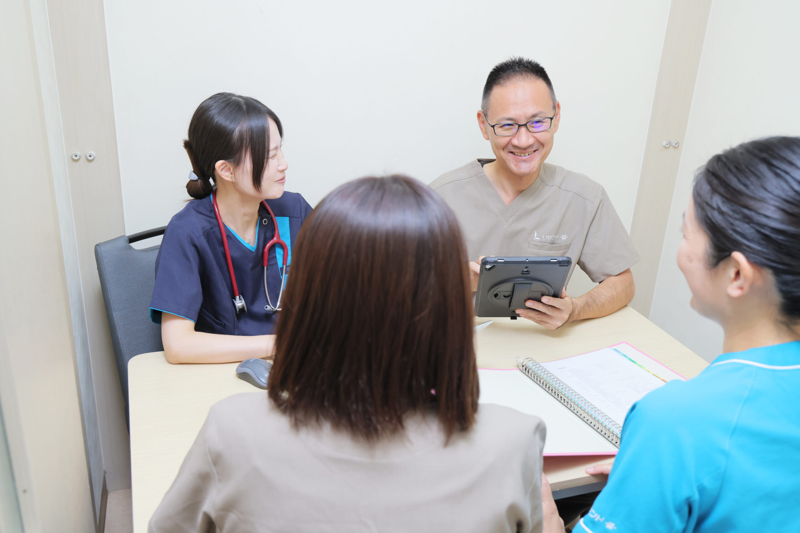 東京都杉並区・荻窪駅近隣に2024年9月にオープンしたリヤンド-絆-荻窪で働く介護職員と食支援チーム