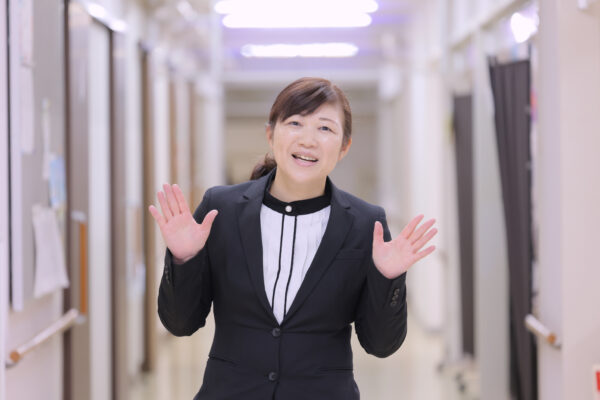 千葉県市原市・姉ヶ崎にある医療対応型ホームリヤンド-絆-姉崎の地域連携室で働く看護師