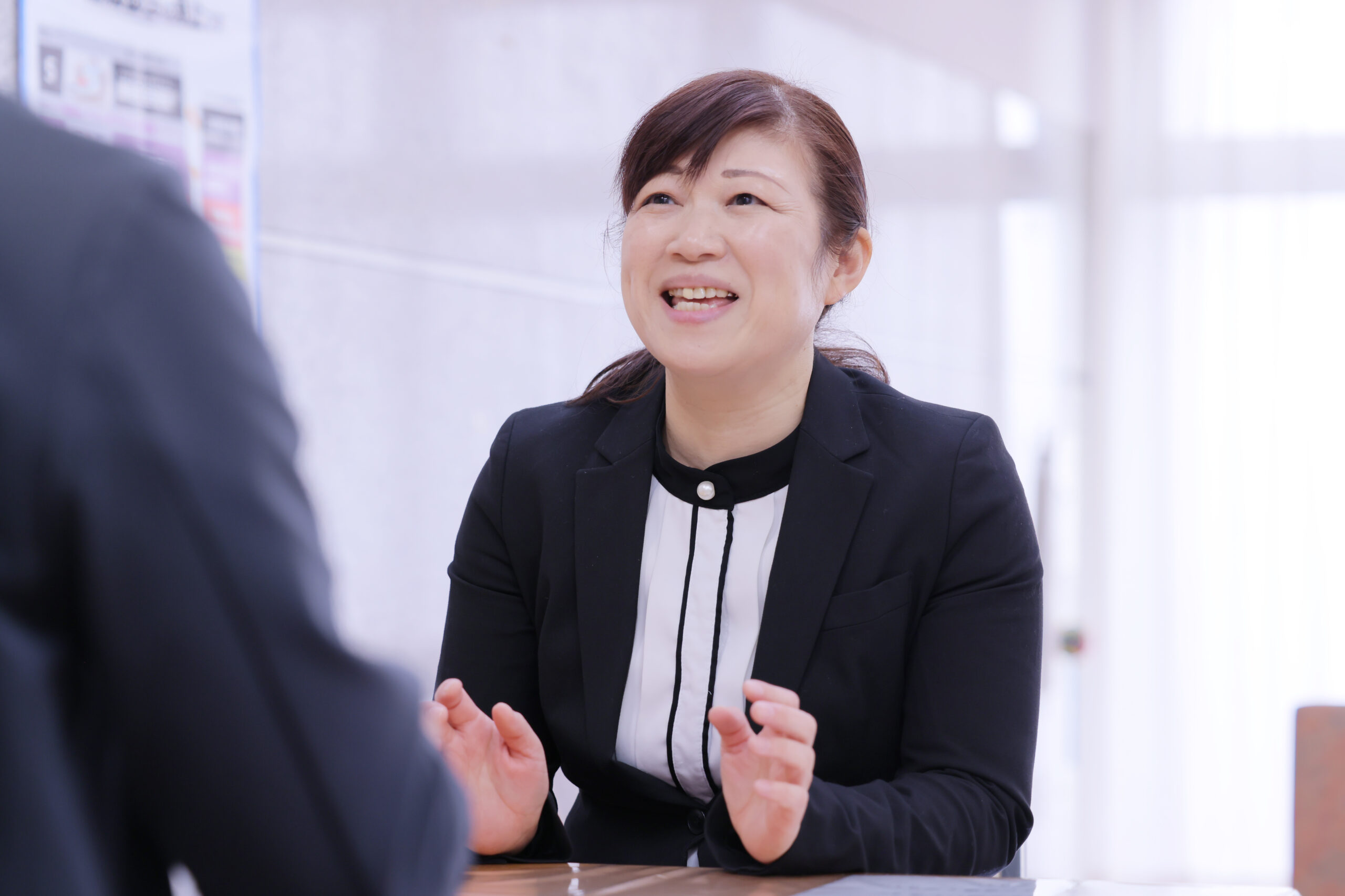 千葉県市原市・姉ヶ崎にある医療対応型ホームリヤンド-絆-姉崎の地域連携室で働く看護師