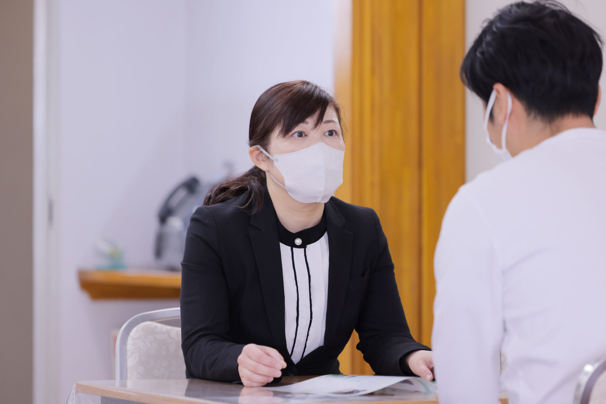 千葉県市原市・姉ヶ崎にある医療対応型ホームリヤンド-絆-姉崎の地域連携室で働く看護師