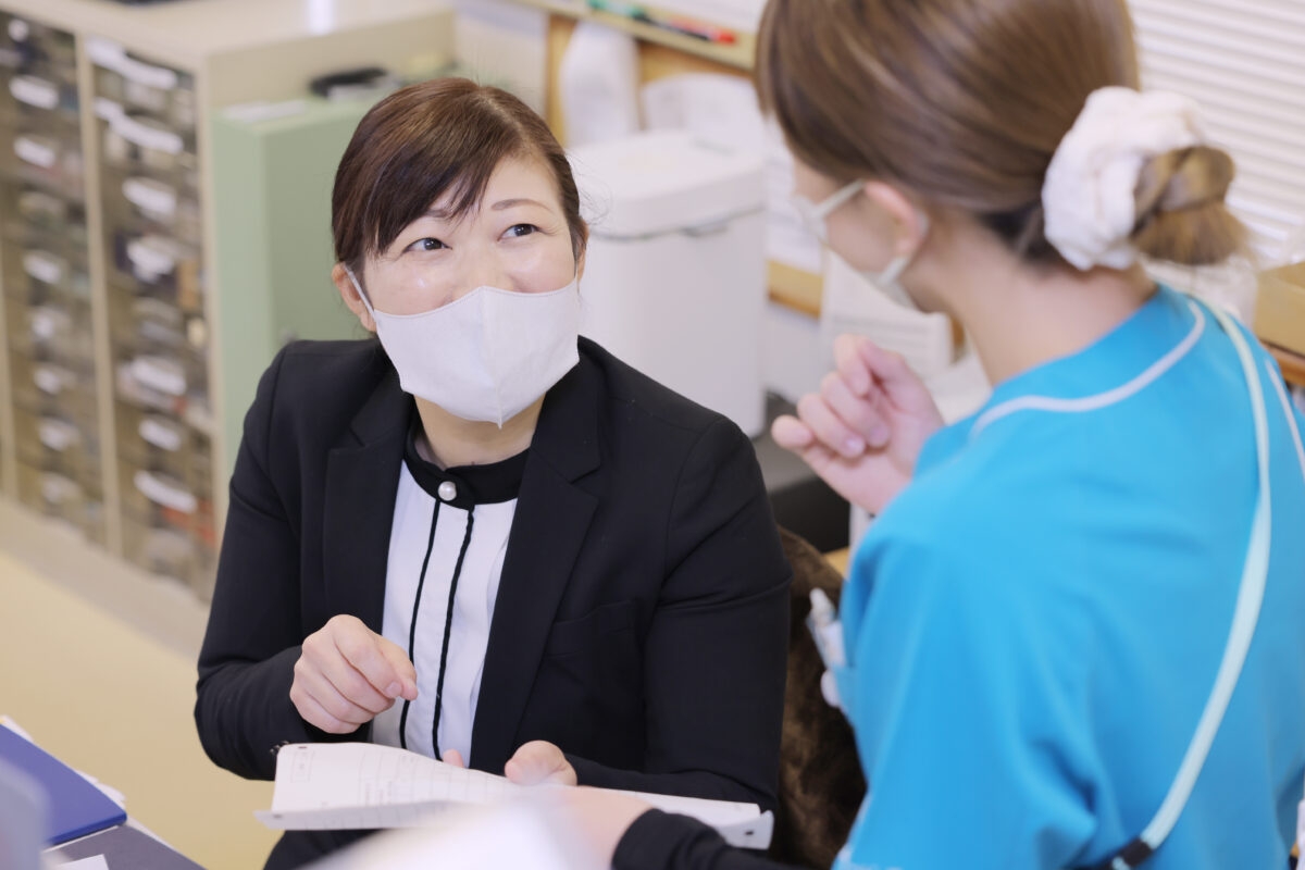 千葉県市原市・姉ヶ崎にある医療対応型ホームリヤンド-絆-姉崎の地域連携室で働く看護師