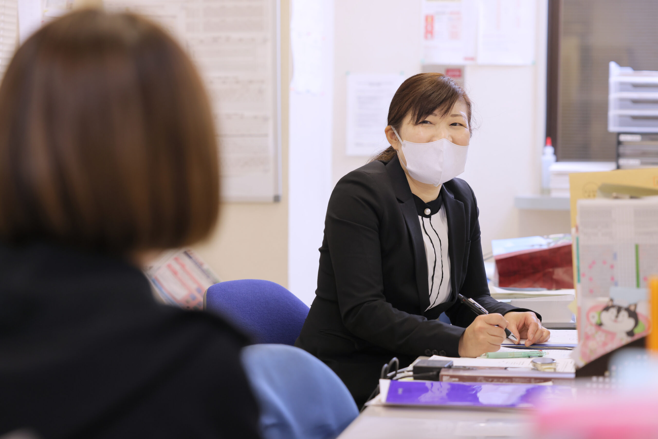 千葉県市原市・姉ヶ崎にある医療対応型ホームリヤンド-絆-姉崎の地域連携室で働く看護師