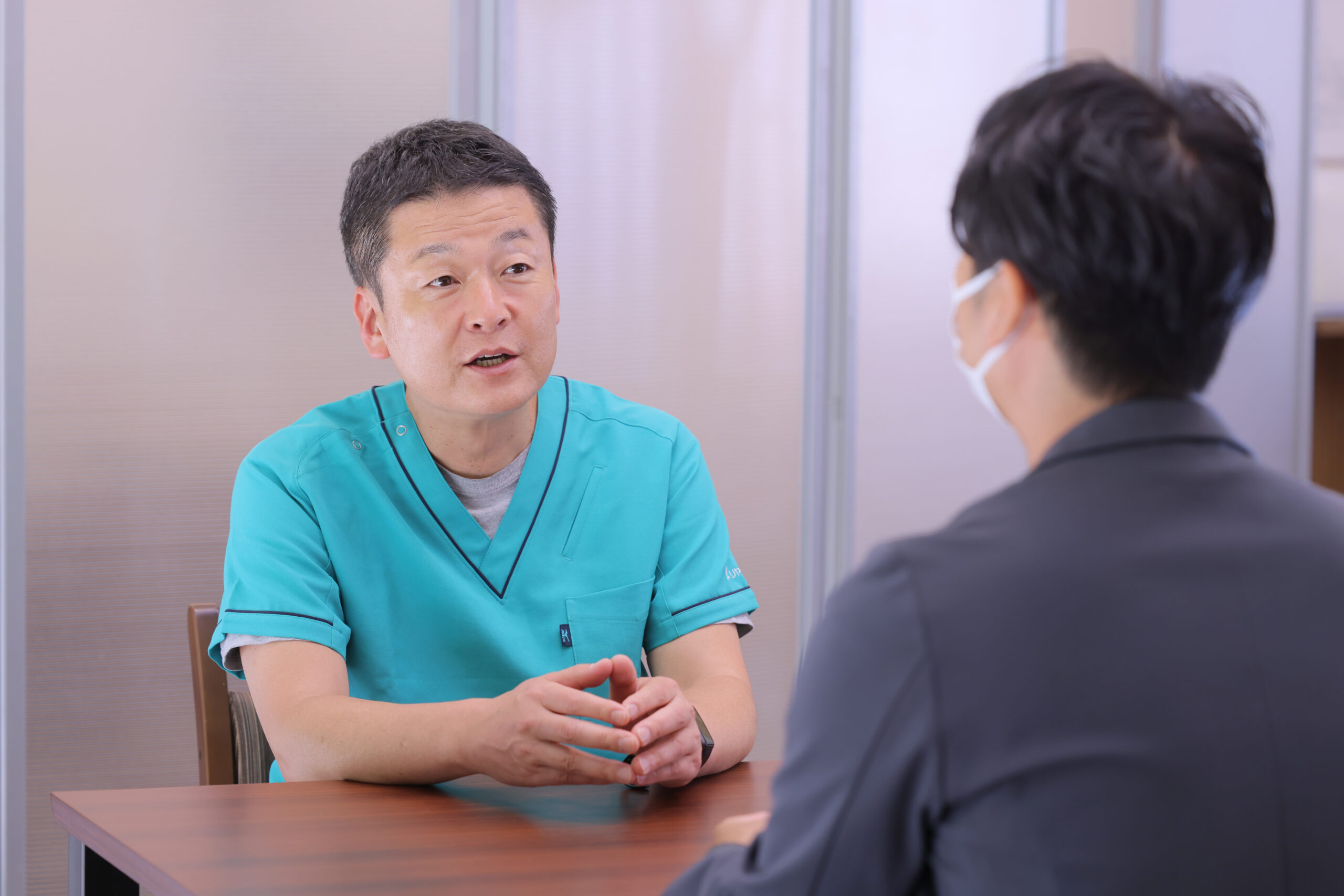 静岡県藤枝市にある医療対応型サービス付き高齢者向け住宅・医療対応型ホーム リヤンドファミーユの厨房で働く副施設長