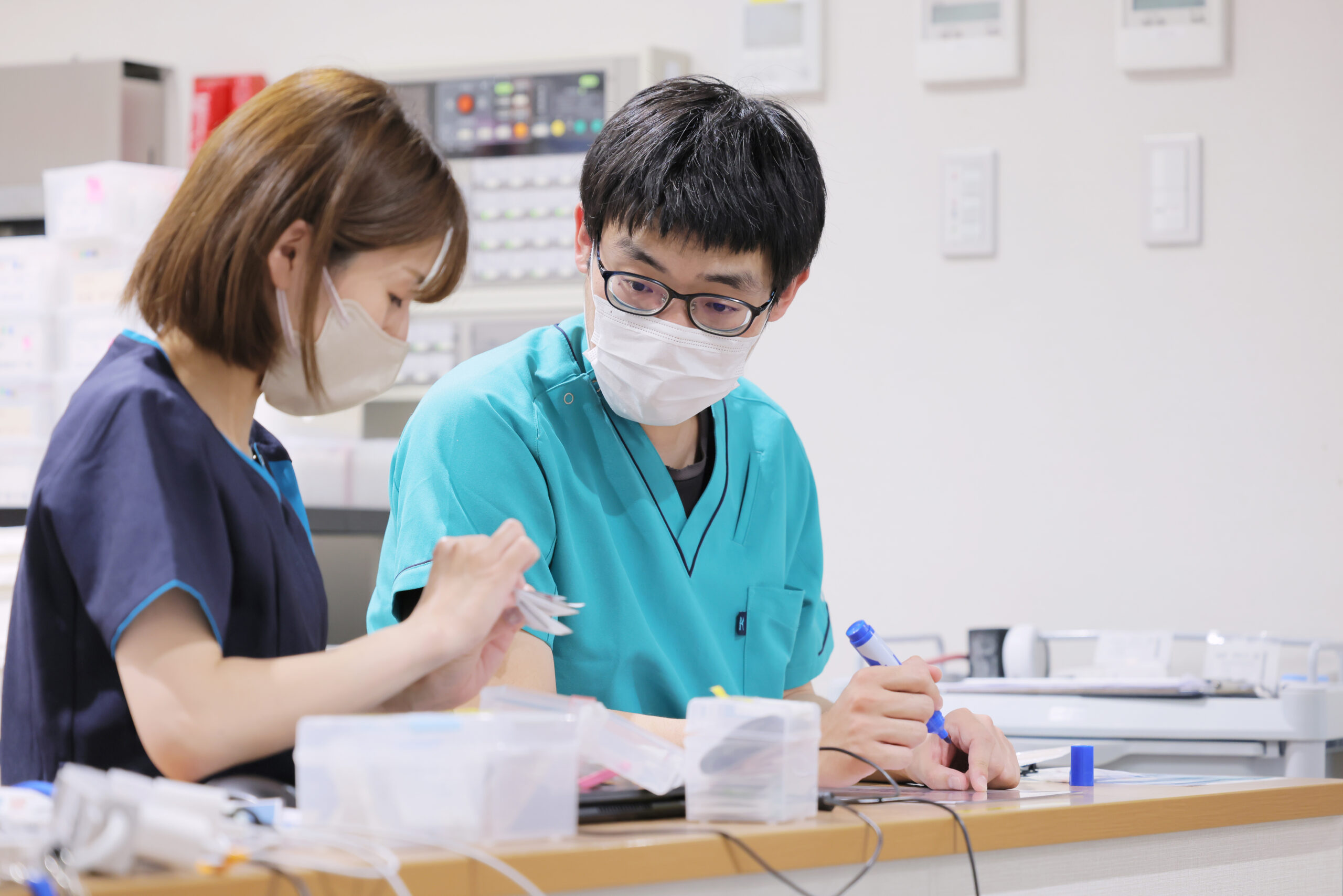 静岡県藤枝市にある医療対応型サービス付き高齢者向け住宅・医療対応型ホーム リヤンドファミーユの厨房で働く介護職・ヘルパー