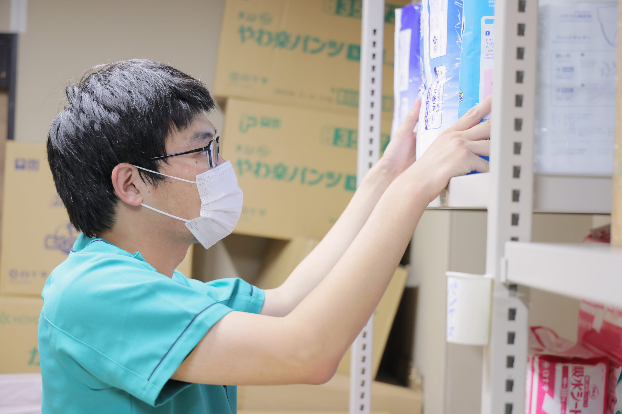 静岡県藤枝市にある医療対応型サービス付き高齢者向け住宅・医療対応型ホーム リヤンドファミーユの厨房で働く介護職・ヘルパー